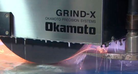 Das Flachschleifen ist vor allem bei großen Werkstücken durch sogenanntes Luftschleifen gekennzeichnet, das unnötig Zeit, Energie und damit Geld kostet. Okamoto Machine Tool hat jetzt aber mit MAP Grinding dem typischen Luftschleifen das Ende beschert ...(Bild:  Okamoto)