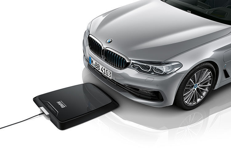 In Zukunft wird es für E-Autos komfortable Wireless-Aufladestationen geben. (BMW)