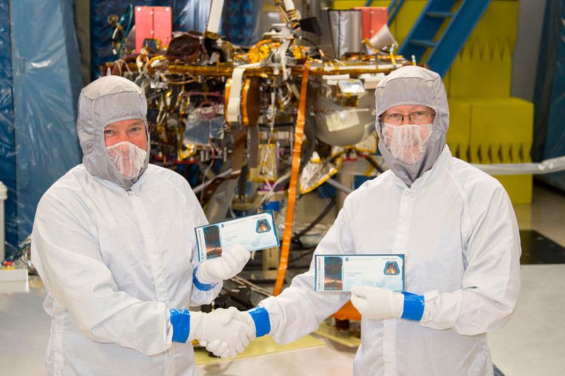 InSight Projektmanager Tom Hoffman and Forschungsleiter Bruce Banerdt zeigen ihre 