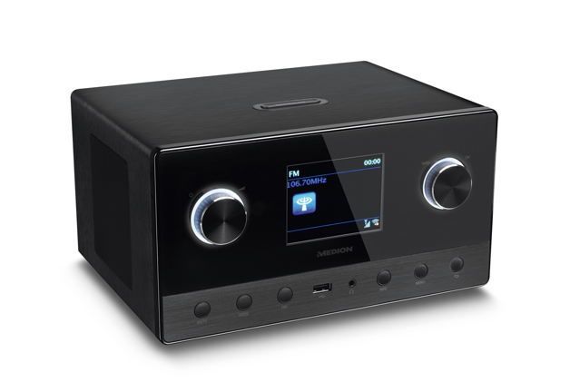 Wi-Fi Internet Radio Medion Life P85111: Das Wi-Fi-Internetradio P85111 empfängt Internetsender aus der ganzen Welt und bringt die Vielfalt der Musik nach Hause. Ein Computer ist dazu nicht notwendig, denn das Radio wird einfach an den DSL-Router angeschlossen. Über die Life-Stream-App lässt sich das Gerät mit einem Smartphone oder Tablet bequem steuern. Alternativ sorgen die beiden großen Drehknöpfe mit dem dekorativen Chromring an der Vorderseite für die einfache Bedienung (Hersteller Medion, Essen, Deutschland). (Bild: Medion)