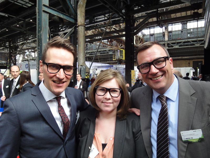 Keiner schaut mit der Nerd-Brille so obercool aus wie (v.l.) André ter Schüren, Bettina Beylemans, Microsoft, mit Marcus Großbecker, Großbecker & Nordt GmbH (Archiv: Vogel Business Media)