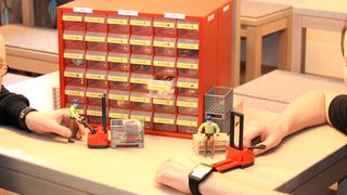 Markus Kassulke, CEO, und Vitalij Trinkenschuh, Chief Submission Officer, stellen die Pick-by-Watch-Anwendung von Handy-Games vor. (Bild: Hofmann)