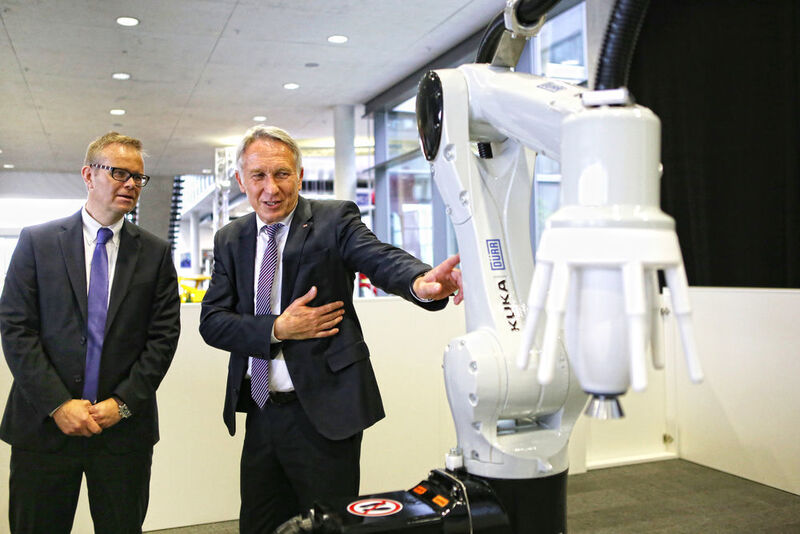Stefan Lampa, CEO Kuka und Dr. Hans Schumacher, CEO Dürr Systems, bei der ersten Vorstellung des gemeinsamen ready2spray-Roboters. (Dürr Systems)