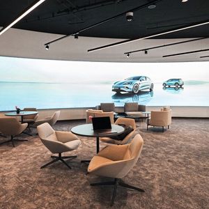 Ganz zeitgemäß ist der Schauraum mehr Lounge als Verkaufsfläche.(Bild:  Sternauto)