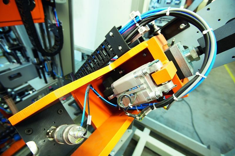 Überall dort, wo es rein um die Erfassung von Null- oder Endlagen geht, verwendet MS Spaichingen magnetische Zylindersensoren MZT6 von Sick. (Bild: Sick)