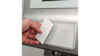 Integrierte RFID-Reader für die schnelle und sichere Zugriffskontrolle auf HMI-Systeme auch im Ex-Bereich (R. Stahl/O. Stoemer)