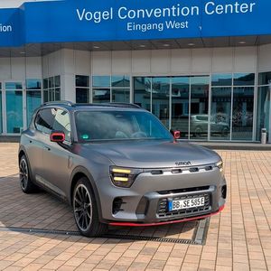 1. Außenoptik und Größe: Der Smart #5 steht futuristisch da. Dazu tragen das kantige Design, der graue Mattlack und die horizontale, gestrichelte Lichtsignatur bei. (Bild: Simon – VCG)