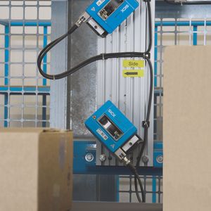 Der festmontierter Barcode-Scanner CLV490 identifiziert Barcodes auf einer Paketversand-Sortieranlage.