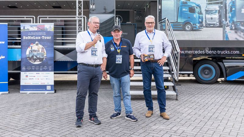 Luden in diesem Jahr gemeinsamen zum Start der „Deutschlandfahrt“: Oliver Trost (Geschäftsführer ETM Verlag), Joachim Fehrenkötter (Geschäftsführer bei Fehrenkötter Transport & Logistik GmbH) und Jean-Marc Diss, Head of Sales & Marketing Mercedes-Benz Trucks Europe (v. l.). (Bild: Daimler Truck AG)