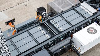 Lokal abgasfrei und leise durch die Stadt: Mercedes-Benz zeigt mit dem „Urban eTruck“ seinen aktuellen Stand des vollelektrischen Fahrens im schweren Verteilerverkehr bis 25 Tonnen. (Daimler)