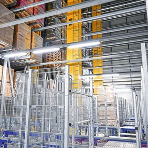 Durch den neuen „VitaCube“ wurde die Lagerkapazität auf 44.000 Paletten erweitert.(Bild:  Vitakraft)