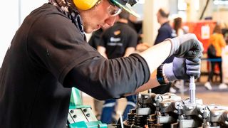 Andreas Enzensberger, Kfz-Mechatroniker für Nutzfahrzeuge, gewann bei den Euroskills eine „Medal of Excellence“. (Worldskills Germany/Frank Erpinar)