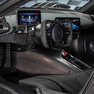 Entsprechend ist der Innenraum des One rennsportlich eingerichtet.(Bild:  Mercedes-Benz)