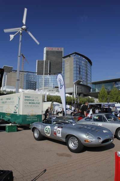 Bertha Benz Challenge 2012, 1. Tag: Präsentation der teilnehmenden Fahrzeuge auf dem Freigelände der Frankfurter Messe. Im Vordergrund der auf Elektroantrieb umgebaute Jaguar E-Type Serie 1 des Windreich Teams. (Ulrich Steinlechner)