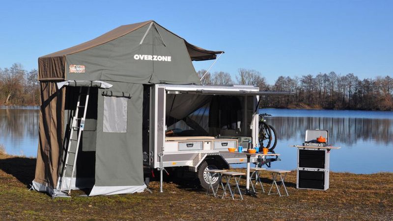 Farfalla zeigt mit dem Camper Beach Chair die neueste Variante seines „Campingbusses zum Anhängen“ auf Basis eines Kofferanhängers, bei dem die komplette rechte Seite sich wie eine Panoramaklappe öffnen lässt, (Bild: Farfalla)