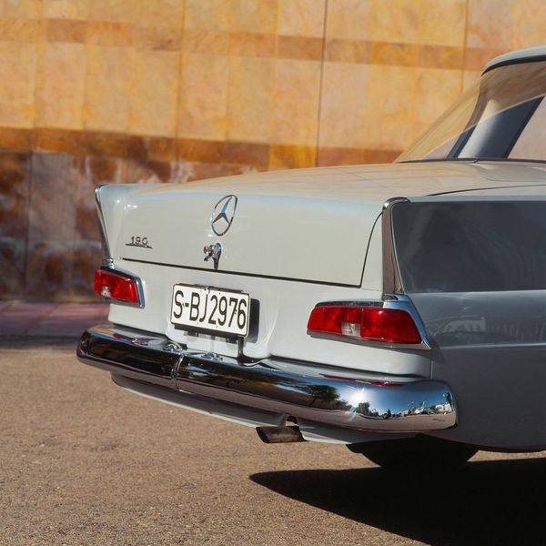 In den 50er-Jahren kamen die Heckflossen in Mode. Neben dem Design-Aspekt erlaubten die beispielsweise bei Mercedes offiziell „Peilstege“ genannten Heckflossen, die Karosserie beim Einparken gut einzuschätzen. (Daimler)