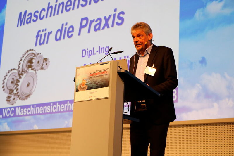 In der Eröffnungs-Keynote referierte Alois Hüning von der Berufsgenossenschaft Holz und Metall zu dem aktuellen Update der Maschinenrichtlinie. (K. Juschkat/konstruktionspraxis)