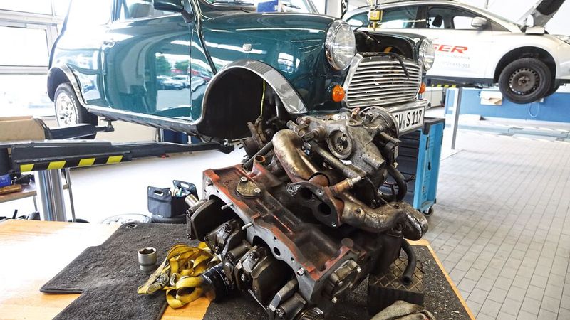 Kleines, altes Auto mit großem Problem? „Null problemo!“ sagt Werkstattleiter Martin Baum. Der passende Abzieher fürs Schwungrad musste allerdings erst noch gebaut werden. (Bild: »kfz-betrieb« / Dominsky)