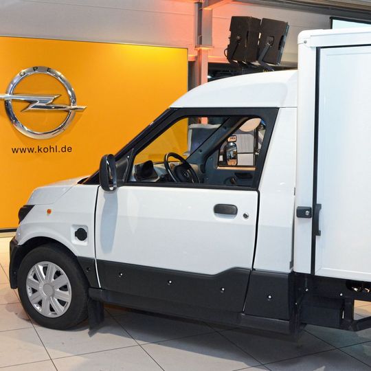 Für das Einführungsevent durften die Streetscooter-Modelle ausnahmsweise im Opel-Schauraum parken. Für das Einführungsevent durften die Streetscooter-Modelle ausnahmsweise im Opel-Schauraum parken.