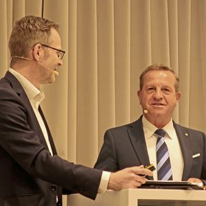 Führten durch die Verbandstagung: (v. l.) Geschäftsführer Chrstian Hansen und der Präsident des Skoda-Partnerverbands, Thomas Peckruhn.(Bild:  Grimm – »kfz-betrieb«)