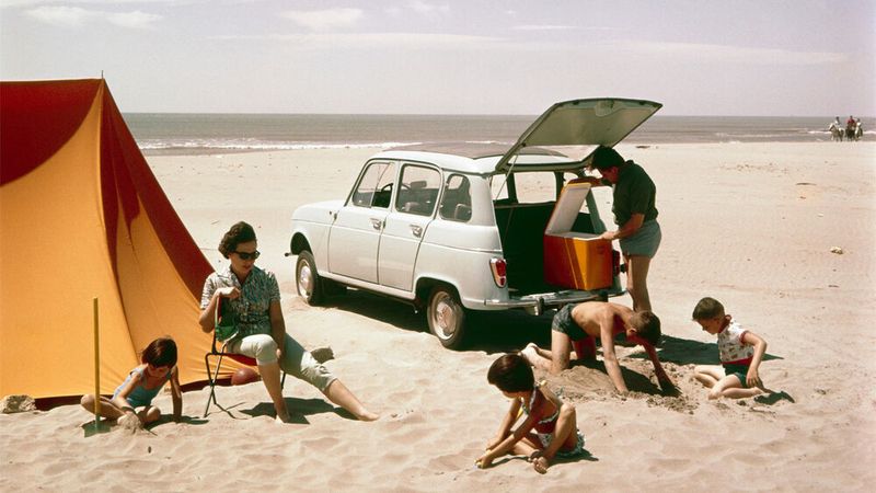 1961: Auf der Frankfurter IAA debütiert der Renault 4, der über 30 Jahre lang in mehr als acht Millionen Einheiten gebaut wird. (Bild: Renault)