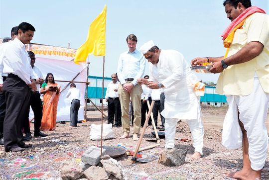 Mit einem Neubau führt Eirich aus Hardheim, Experte für Misch- und Aufbereitungstechnik, die Strategie zur globalen Expansion fort. Der erste Spatenstich für den Bau des Werkgeländes der Tochter Eirich India ist im Industriegebiet Chakan in Pune (Indien) im Beisein von Stephan Eirich (Mitte links), dem Geschäftsführer in fünfter Generation, erfolgt.(Bild:  Eirich)