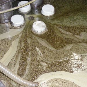 Bild 1: In einer Schleifmaschine mit einem 400-l-Maschinenbehälterinhalt beginnt die Reinigung mit der Mikroflotation.