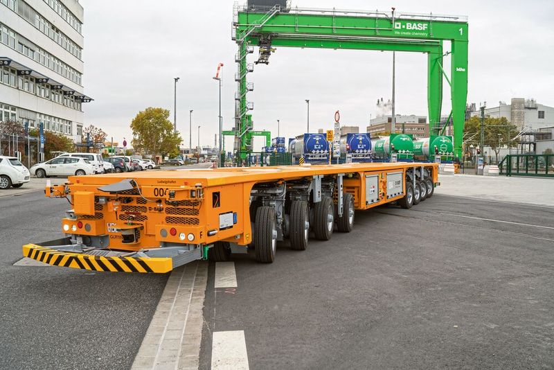 Ein AGV (Automated Guided Vehicle) – weitere Beispiele für den Einsatz von 5G sind Assistenzsysteme für mobiles Arbeiten, der Einsatz von Drohnen oder Remote-Operation-Systeme. (Bild: BASF)