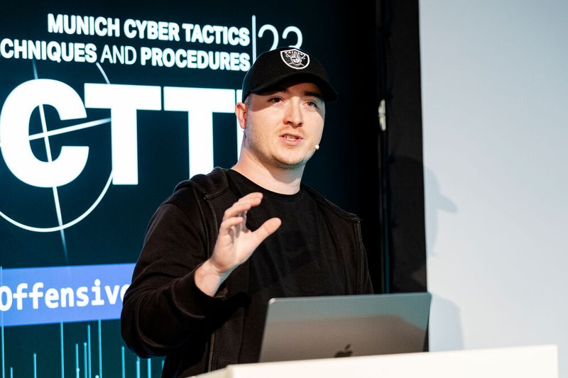 Charlie Bromberg, Head of Pentest service line bei Capgemini France, zeigte eindrucksvoll auf, wie Diamond & Sapphire ticket Attacken funktionieren.  (Bild: Vogel IT-Akademie)