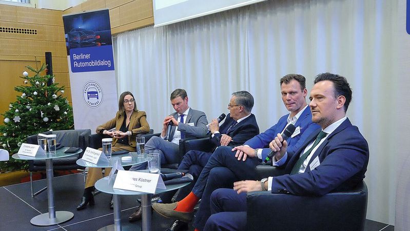Podiumsdiskussion mit (v. l.): Christiane Leonhard (BV Omnibusunternehmen), Prof. Dr. Dirk Engelhardt (BGL), Dr. Christoph Konrad (ZDK), René Große Vehne (GV Management) und Johannes Küstner (Iveco Group)(Bild:  Zietz – VCG)