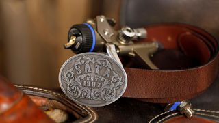 Wer bei Sata ab dem 6. April 2021 eine Sata-Jet X-5550 Lackierpistole kauft, bekommt einen Ledergürtel dazu.  (Sata)