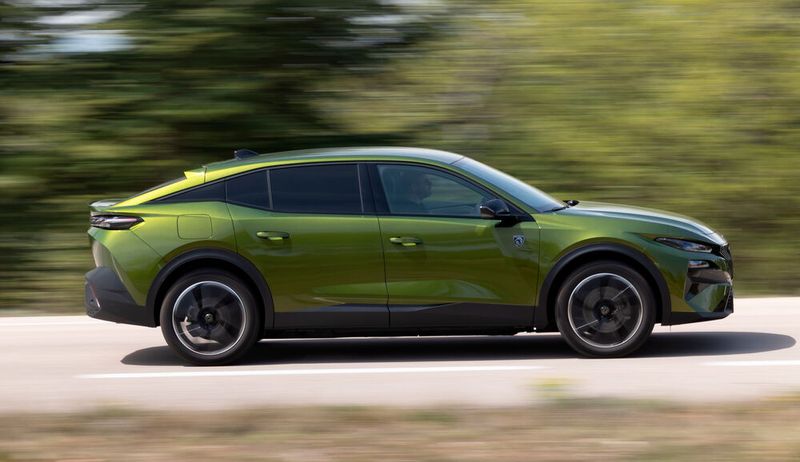Er trägt ein Crossover-Design zwischen Limousine und SUV. (Bild: Peugeot via Autoren-Union Mobilität)