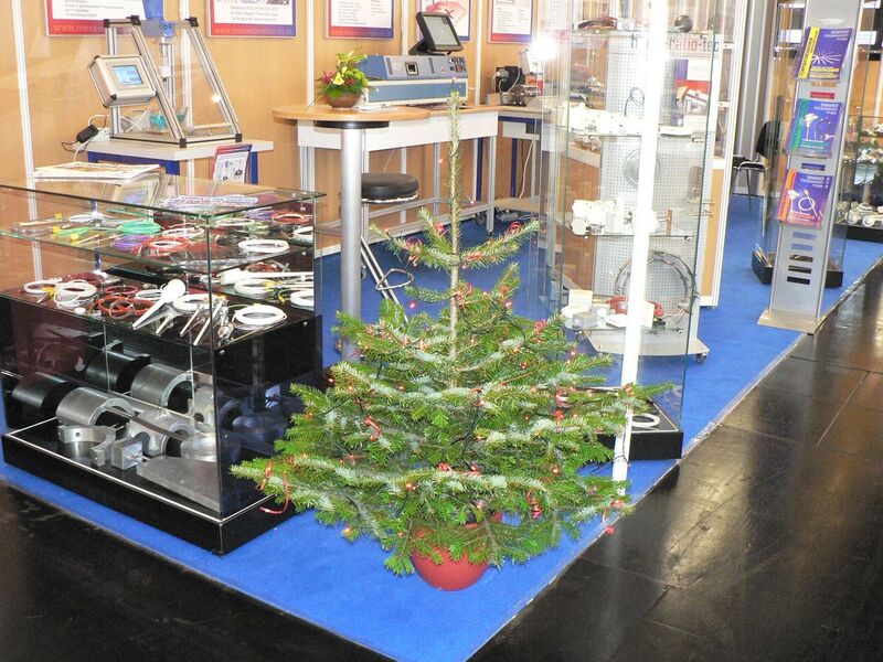 Eine Erinnerung an die nahende Adventszeit - ein geschmückter Weihnachtsbaum. (Archiv: Vogel Business Media)