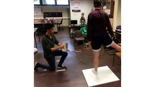 Mit Artec Eva wird der Unterschenkel gescannt. Alle Parameter werden zu einer kompakten, ergonomischen Orthese verarbeitet. (Bild: Artec)