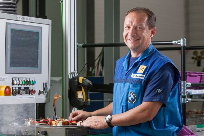 Fertigung von E-Antriebskomponenten: Verdrahten des Stators eines Elektro-Motors. (BMW)