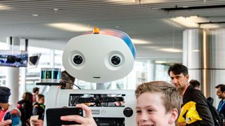 Spencer ist der Prototyp eines intelligenten Serviceroboters. Er hilft Passagieren am Flughafen weiter, das richtige Gate zu finden und agiert dabei rücksichtsvoll mit seiner Umgebung. Nur Sprechen und Koffer tragen kann er bisher noch nicht. (Bild: KLM)