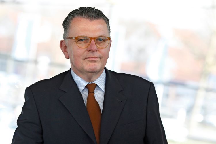 Für den Facebook-Auftritt der Thiel-Gruppe postet Geschäftsführer Ulrich Hofmann gerne auch selbst. (Foto: Thiel-Gruppe)