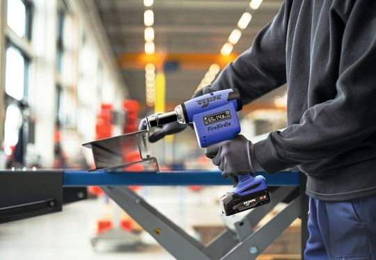 Thanks to its compact design and drilling/unscrewing function, the Fire Birdie is suitable for applications with limited installation space and frequent tool changes.(Image: Marcel Kraibühler)