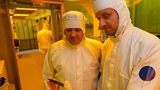 Prof. Dr. Oliver G. Schmidt (rechts) und Dr. Carlos Cesar Bof Bufon arbeiten im Start-up-Gebäude auf dem Smart Systems Campus im Reinraum an winzigen Energiespeichern Bild: TU Chemnitz/Christian Schenk (Archiv: Vogel Business Media)