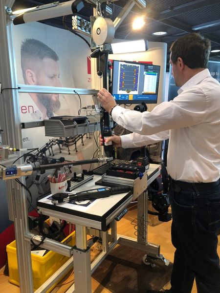 Batteriemontage live erleben: Jäger Handling, Haller + Erne und Advanced Realtime Tracking haben gemeinsam mit der PTS Group und Bosch Rexroth gezeigt, wie Batterie-Stacks prozesssicher verschraubt werden. (Bild: VCG/Juliana Pfeiffer)