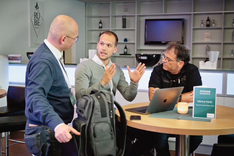 Kristian Mansfeld (links; zebes) und Jochen Hoog (rechts; IT-Hoog) hören gebannt zu. (Astrid Piethan)