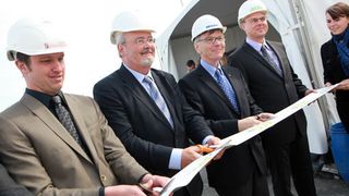 Symbolische Eröffnung: von links Dieter Soens, technischer Direktor Ijsfabriek Strombeek, Marc Van Peel, Beigeordneter des Bürgermeisters Hafen von Antwerpen, Stefan Messer, Chief Executive Officer Messer Group GmbH, und Jan Desmeth, Managing Director Messer Benelux.  (Bild: Messer)