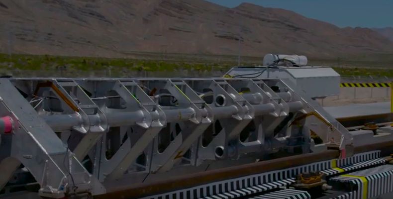 Hyperloop One: Für den Test wurde der Motor extern an einem Metallschlitten angebracht. (Hyperloop One / YouTube)