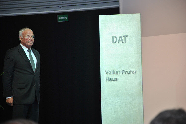 Volker Lange erläutert die Umbenennung des DAT-Hauses in das Volker-Prüfer-Haus, (Foto: v. Maltzan)