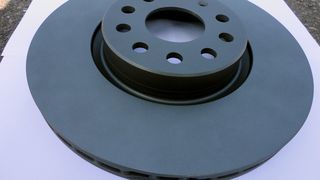 Abb. 10: Grauguss-Bremsscheibe beschichtet mit schwarzer Farbalternative «X-Tec Eco Black», am Topf überlackiert mit Topcoat «X-Protect Eco Black» und gemeinsam eingebrannt. (Bild: Nano-X)