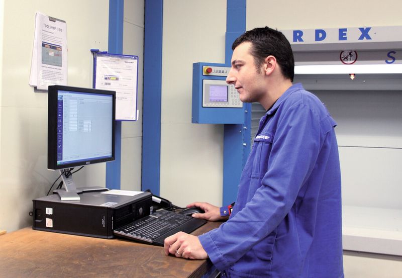 Der Mitarbeiter identifiziert sich mit seinem Ausweis mittels Scanner am TDM-Terminal und wählt anschliessend in TDM per Mausklick die gewünschte Komponente aus. (Bild: TDM)