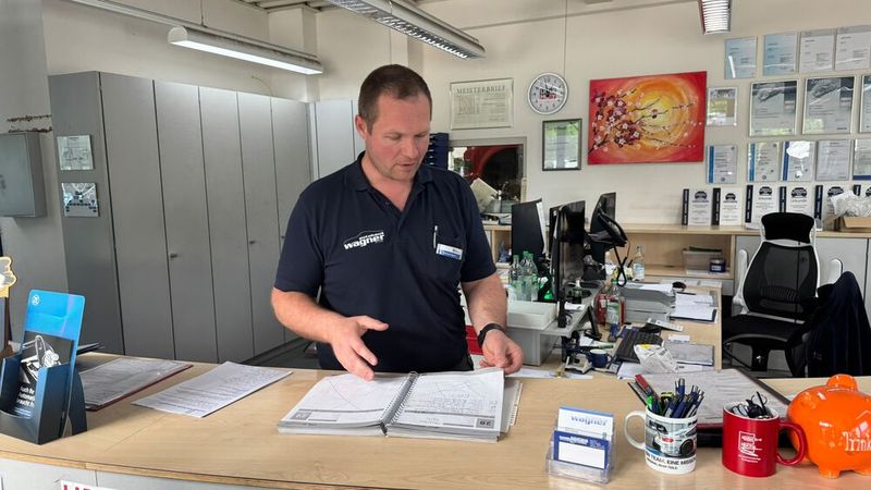 Bei der Werkstattplanung setzt Wagner auf bewährte Methoden: Sein handgeschriebenes Planungsbuch ist täglich im Einsatz. Jeden Abend verteilt er persönlich die Aufträge, tagsüber justiert er stündlich nach. (Bild: Diehl – VCG)