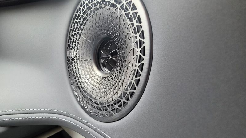 Das optionale Soundsystem mit 23 Lautsprechern und 2.160 Watt Leistung ist ein echter Genuss. Es bietet ein immersives 3D-Sounderlebnis, das dank des geringen Geräuschniveaus im Eletre X perfekt zur Geltung kommt. (Bild: Mauritz – VCG)