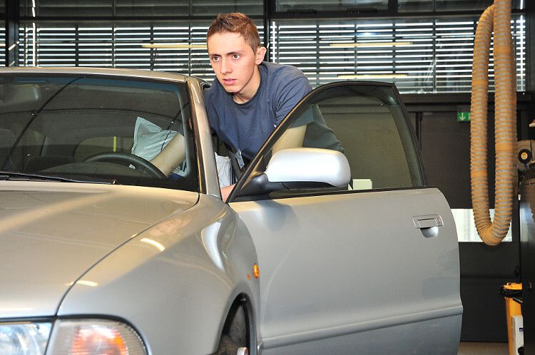 Die Gastgeber des Fünf-Länder-Cups traten mit drei Teilnehmern an: Mike Trebo, hier beim Vermessen des Fahrwerks... (Foto: Schmidt)