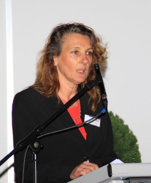 Die leitende Redakteurin PharmaTEC Anke Geipel-Kern bei Ihrer Laudatio in der Kategorie Pharma-/Reinraumtechnik. (Bild: Ernhofer/PROCESS)